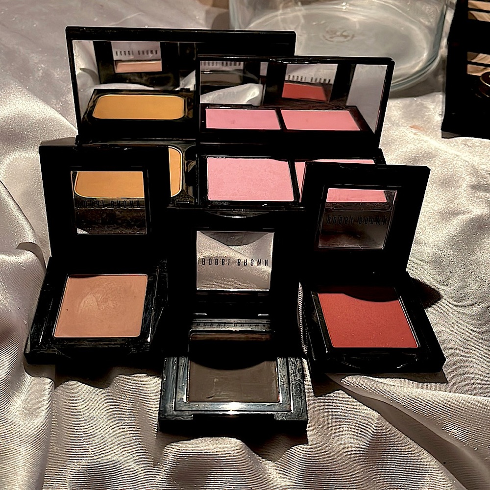 5 Piece Bobbi Brown make up! There’s blush, eyeshadow and finishing powder!